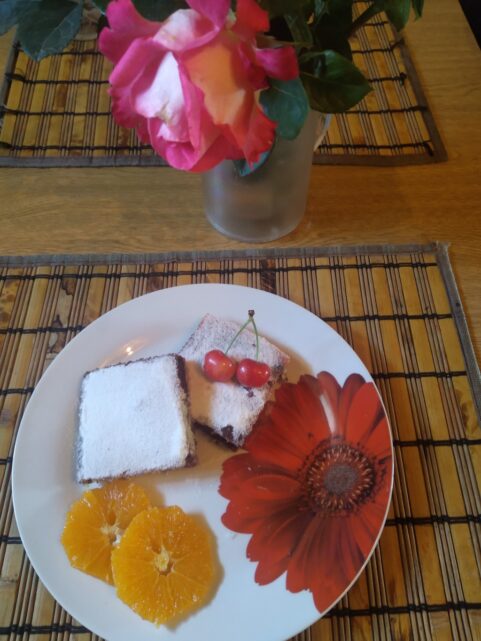 Десерт с череши, какао и орехи