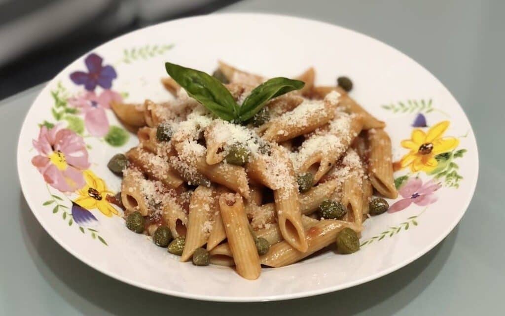 Пълнозърнеста паста с босилек и домати