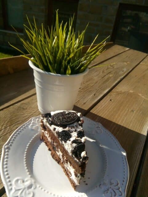 Шоколадова торта с Орео и вишни