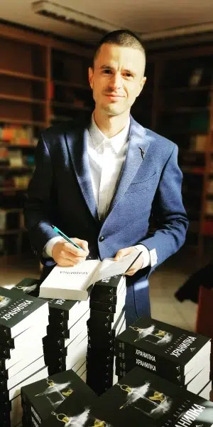 Правнук на революционер с роман за богатите, шоубизнеса и мафията