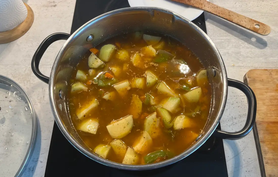 Домашна картофена яхния с грах