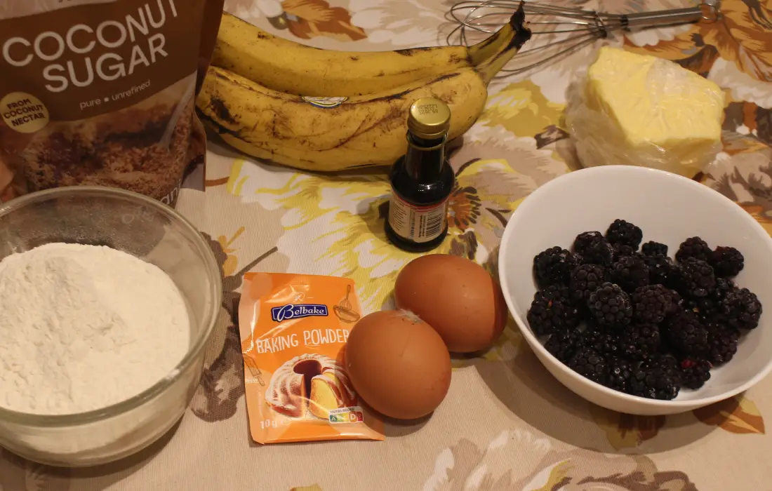 Кекс с банани и замразени къпини