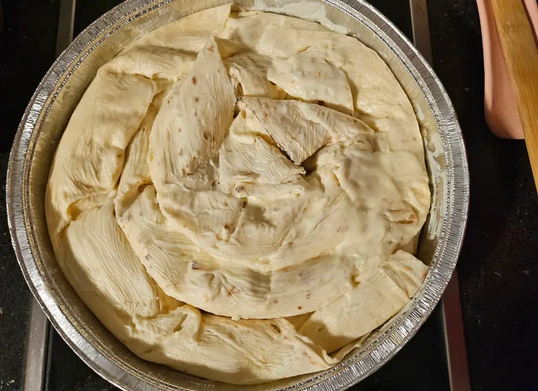 Баница с майонеза – бърза, мека и с щипка "звезден" вкус