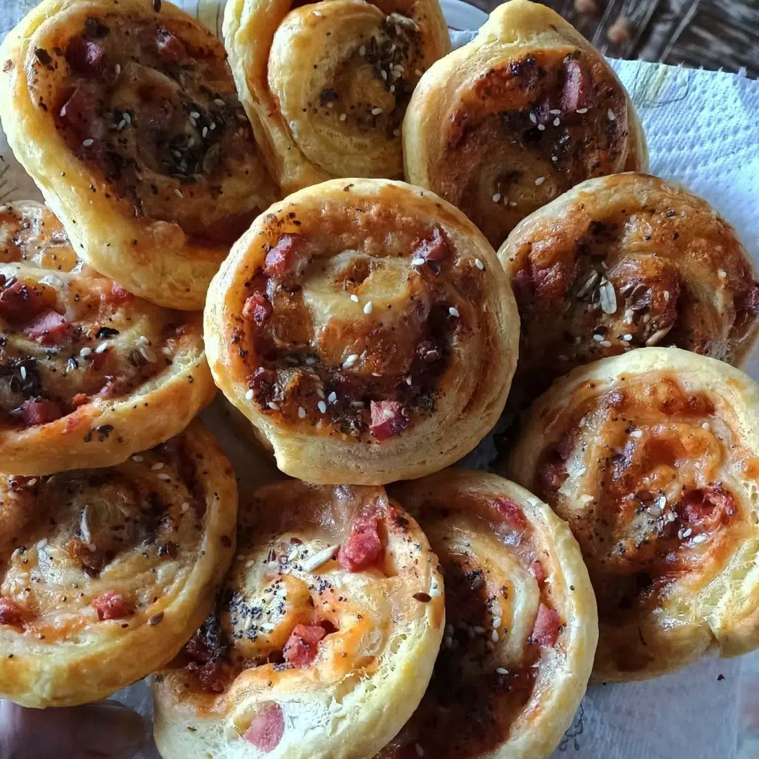 Бутер охлювчета с колбас и сирена