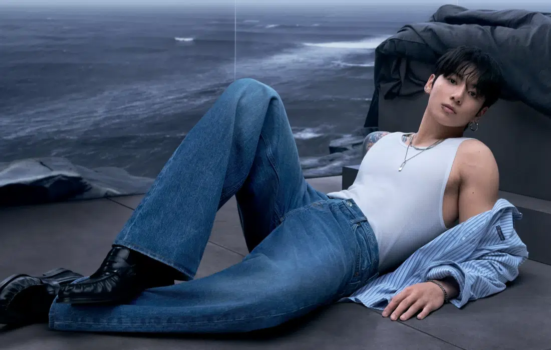 Calvin Klein разказва пролетта на 2026 през погледа на Чон Чонг Кук