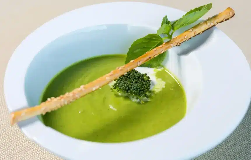Крем супа от броколи с боб и кедрови ядки
