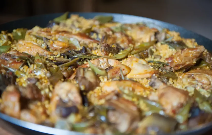 Паеля с пилешки бутчета