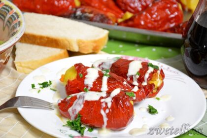 Пълнени чушки с кайма, ориз и сос
