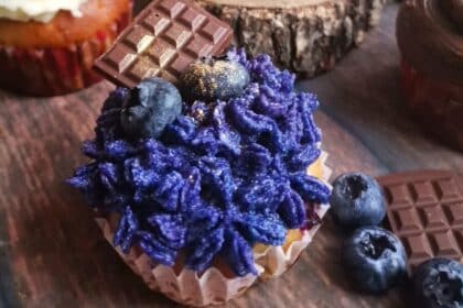 Боровинкови мъфини с маслена глазура