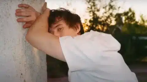 Alec Benjamin тръгва към лятото с "King Size Bed"