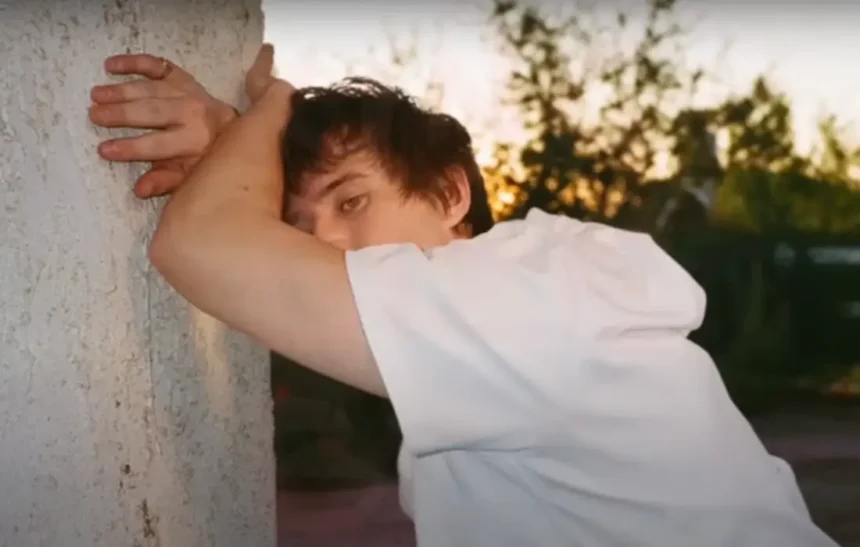 Alec Benjamin тръгва към лятото с "King Size Bed"