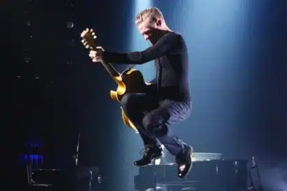 Брайън Адамс декември