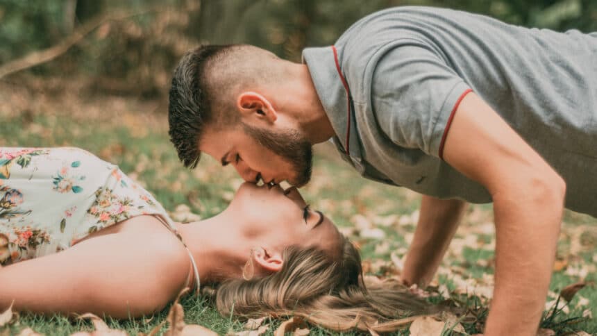 Любов по провинциално време: как малкият град пренарежда големите очаквания