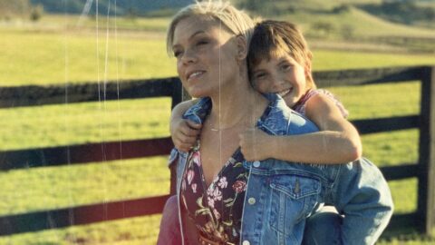 Пинк записа "Cover Me In Sunshine" с дъщеря си Уилоу Сейдж Харт