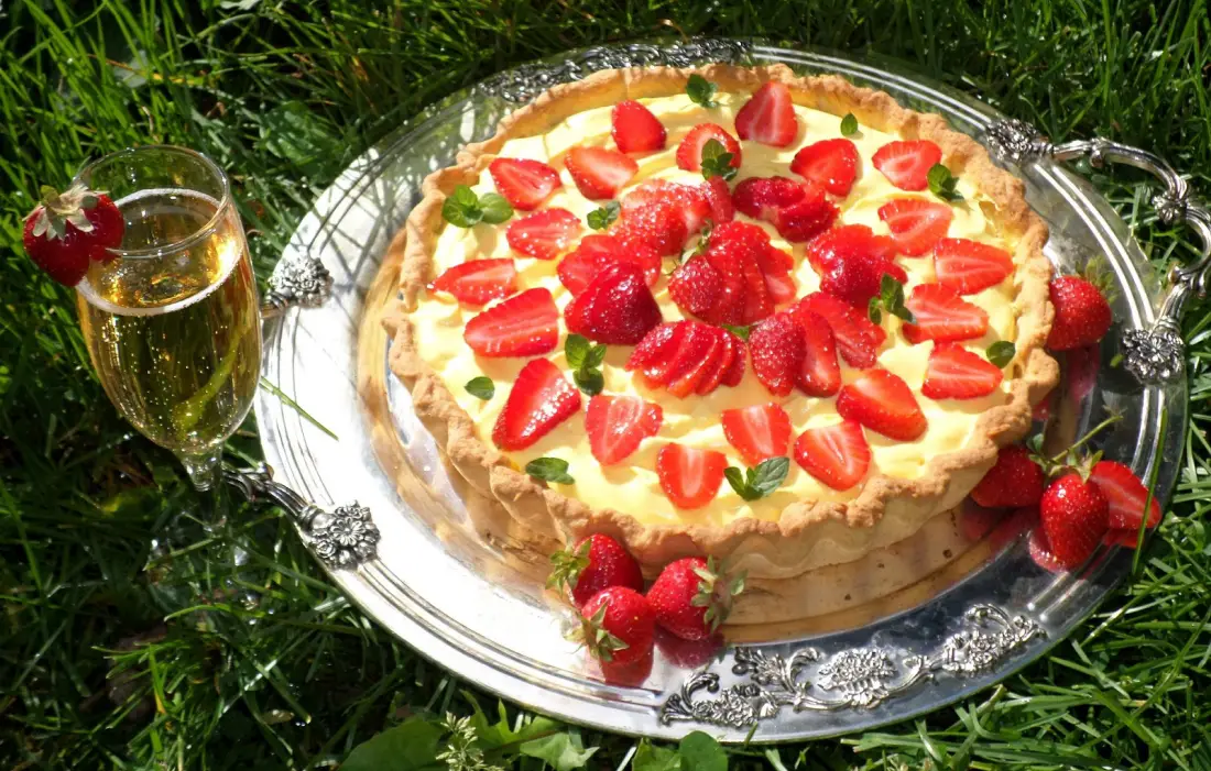Ягодов тарт с бадеми и крем шампанско