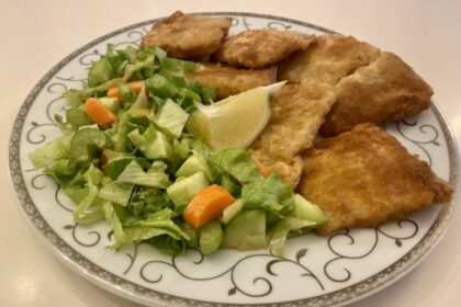 Паниран хек с горчица и зелена салата