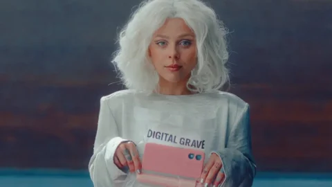 Victoria в тиха буря с "We Don't Get Along"