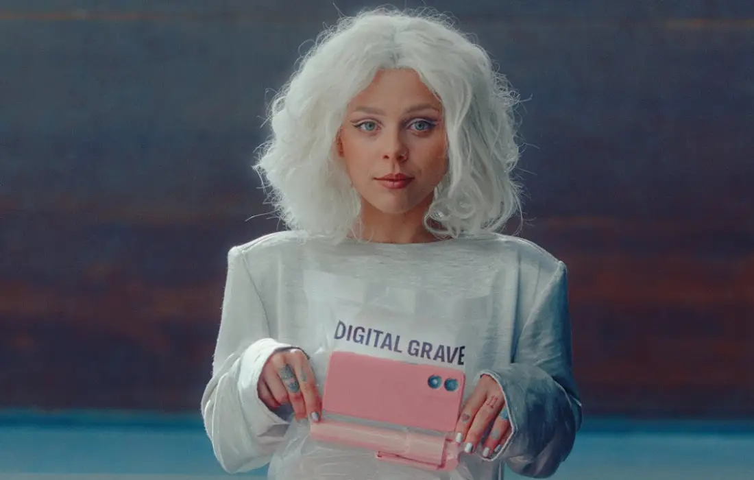Victoria в тиха буря с "We Don't Get Along"
