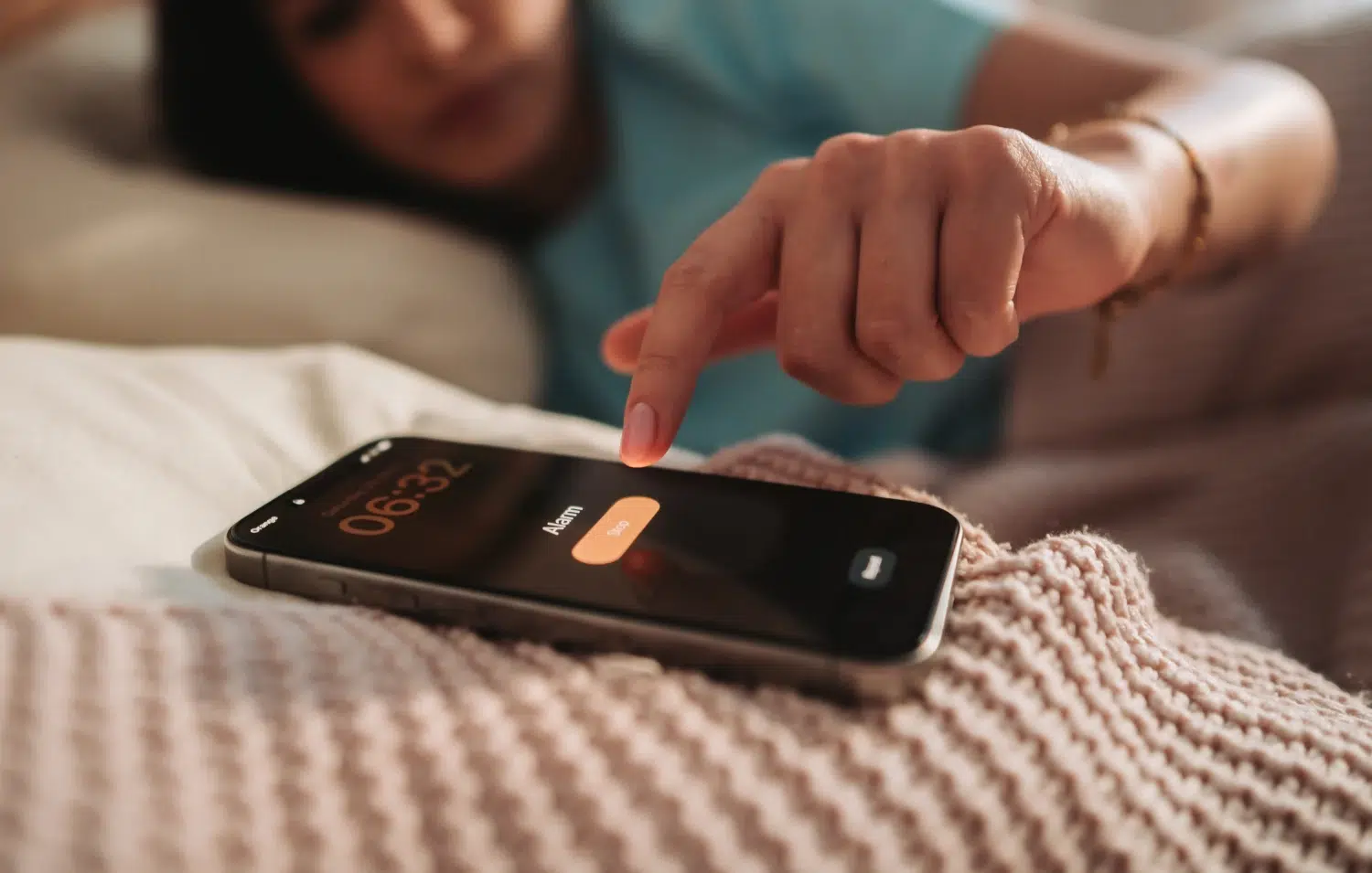 Snooze бутонът: малкият враг на големия сън