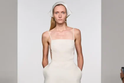 Calvin Klein показа пролет 2026: сурова красота и нюйоркски блясък