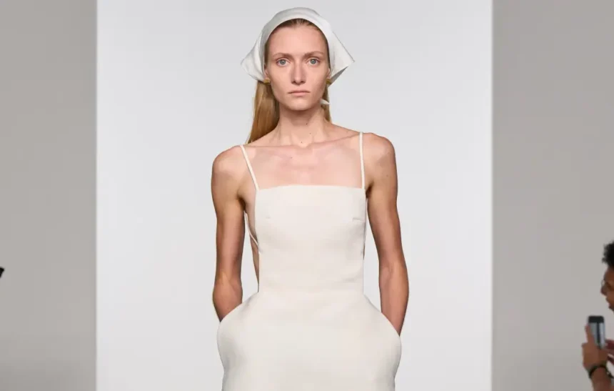 Calvin Klein показа пролет 2026: сурова красота и нюйоркски блясък