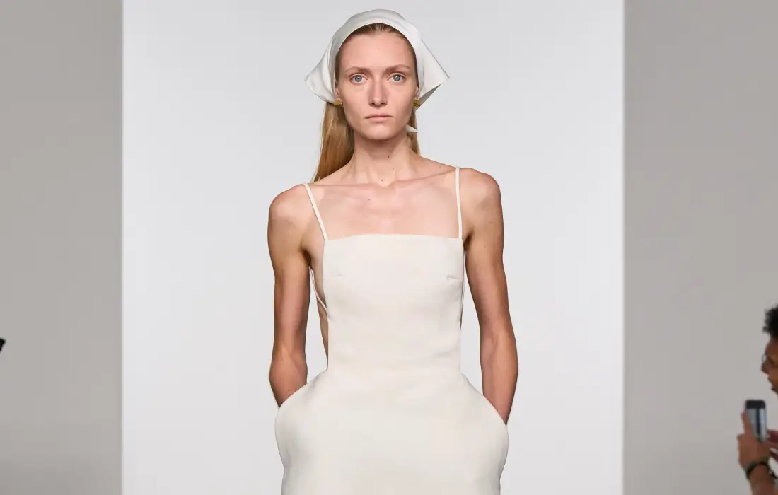 Calvin Klein показа пролет 2026: сурова красота и нюйоркски блясък
