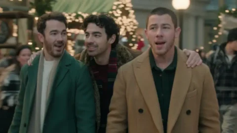 Jonas Brothers посрещат празниците с "Coming Home This Christmas"