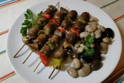 Шишчета от наденица със зеленчуци