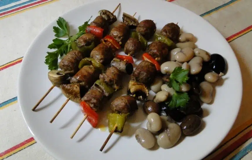 Шишчета от наденица със зеленчуци