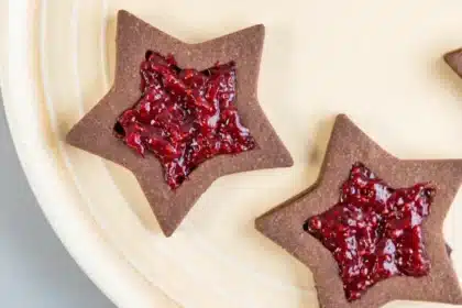 Шоколадови бисквити с малиново сладко