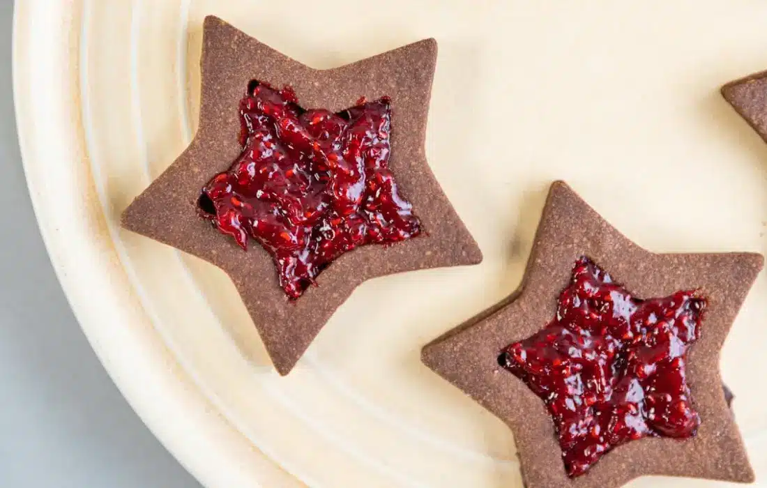 Шоколадови бисквити с малиново сладко