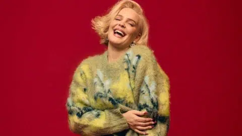 Ан-Мари със свежа нова версия на коледния хит "Merry Xmas Everybody"