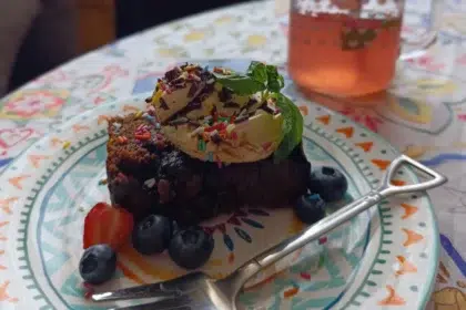 Бананов кекс с какао и боровинки