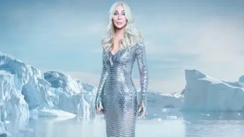 Никой не е сам на Коледа с Шер и "Christmas Is Here"