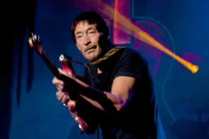 Сбогом, Крис Риа! Отиде си гласът, който ни водеше към дома за Коледа