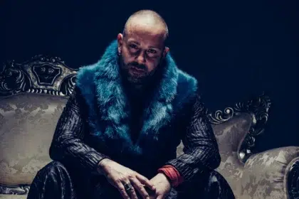 De La Bona влиза в "Свят различен"