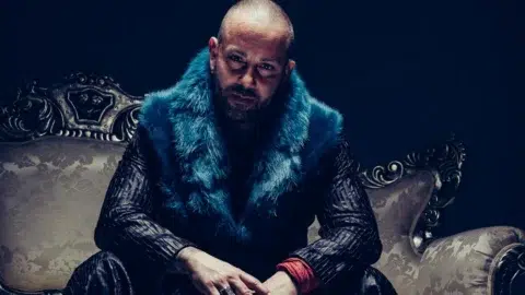 De La Bona влиза в "Свят различен"