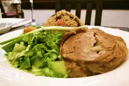 Празнично агнешко с ароматен ориз и свежа салата