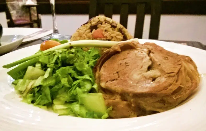 Празнично агнешко с ароматен ориз и свежа салата