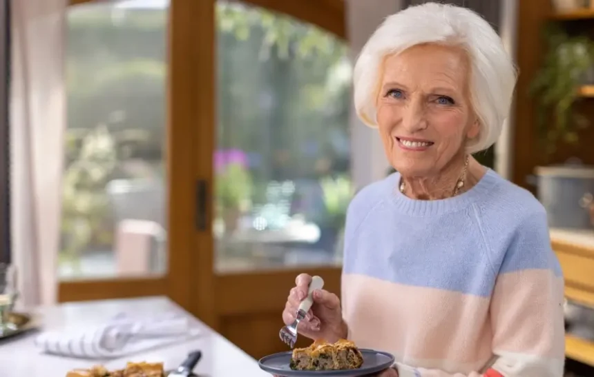 Руло с наденица и спанак