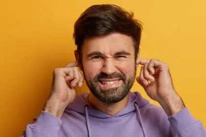 Как да се справите с шума в ушите?