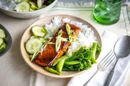 Сьомга терияки с ориз и зеленчуци