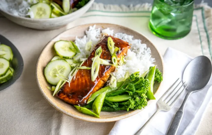 Сьомга терияки с ориз и зеленчуци