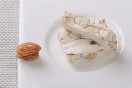 Испански коледен турон с цели бадеми