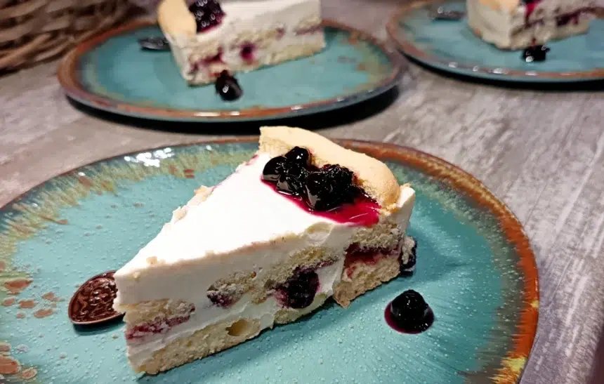 Бишкотена торта с боровинки