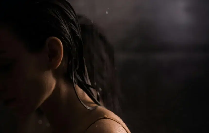 Какво е "тъмен душ" и защо всички говорят за него?