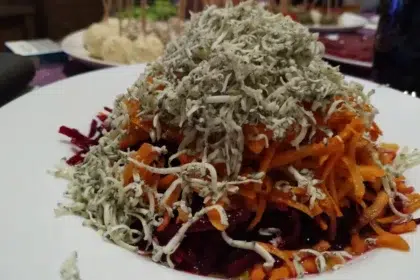 Кореноплодна салата със синьо сирене