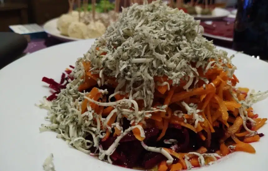 Кореноплодна салата със синьо сирене