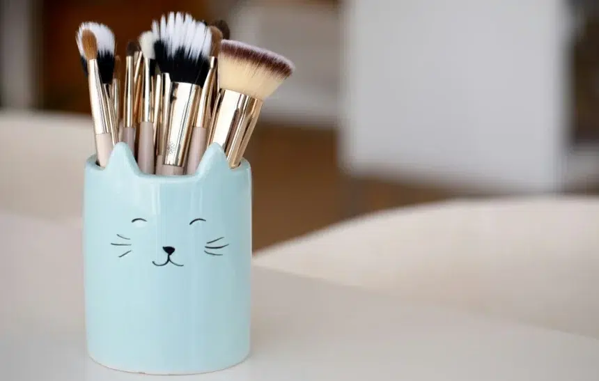 Как да почиствате четките си за грим?