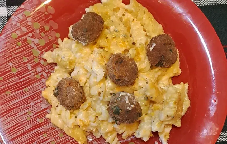 Паста с четири вида сирена и малки кюфтенца